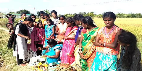 காணும் பொங்கல்: திருமணம் வேண்டி கன்னிப் பெண்கள் நடத்திய குப்பிவிடும் வழிபாடு