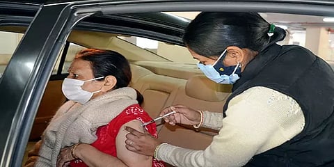 "யாருக்கும் கட்டாயப்படுத்தி தடுப்பூசி போடவில்லை" - மத்திய அரசு பிரமாணப் பத்திரம்