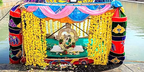 பக்தர்கள் இன்றி எளிமையாக நடைபெற்ற மதுரை மீனாட்சியம்மன் கோயில் தெப்பத் திருவிழா