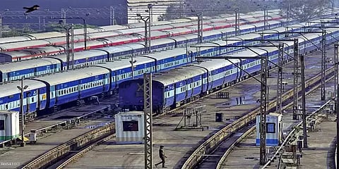 ஆடைக்குள் மறைத்து 3.3 கிலோ தங்கக் கட்டிகள் கடத்தல் - பிடிபட்ட  ரயில் பயணி