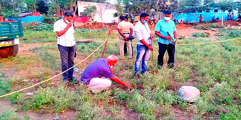ஸ்ரீவில்லிபுத்தூர்: பொதுமக்கள் நடமாடும் பகுதியில் கிடந்த நாட்டு வெடிகுண்டுகள்