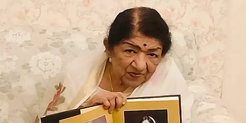 லதா மங்கேஷ்கரின் உடல்நிலையில் ஓரளவு முன்னேற்றம் - மருத்துவமனை