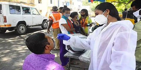 ஜெட் வேகத்தில் உயர்ந்து... ஆமை வேகத்தில் குறைந்து வரும் தினசரி கொரோனா பாதிப்பு