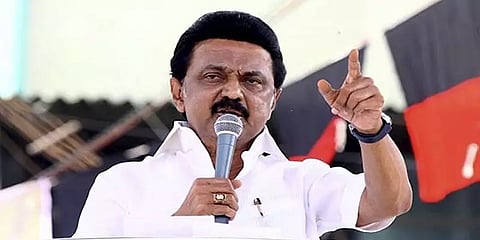 தேர்தல் நடத்தை விதிமுறை - காரில் இருந்து தேசியக்கொடியை அகற்றிய முதல்வர்