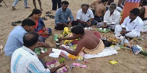 தை அமாவாசை: தாமிரபரணி ஆற்றங்கரைகளில் ஆயிரக்கணக்கானோர் வழிபாடு