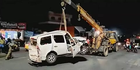 அடுத்தடுத்து 6 வாகனங்கள் மீது மோதிய லாரி - ஓட்டுநருக்கு வலிப்பு ஏற்பட்டதால் விபரீதம்
