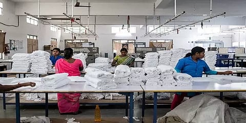 மேலும் உயர்ந்த நூல் விலை - பின்னோக்கி நகரும் பின்னலாடை தொழில்; ஓர் அலசல்