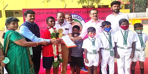 மதுரை: 30 நிமிடங்கள்; 1250 தோப்புக்கரணம் - உலக சாதனை படைத்த சகோதரர்கள்