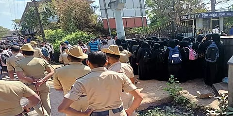 ஹிஜாப் அணிய தடை: இஸ்லாமிய மாணவிகளுக்கு ஆதரவாக போராட்டத்தில் குதித்த மாணவர்கள்