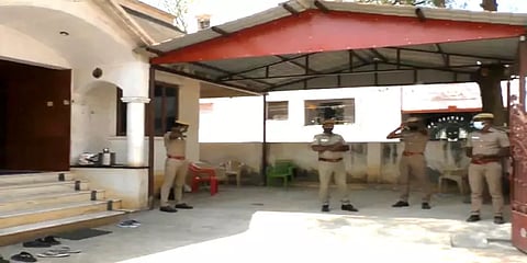 மதுரை: போலீசார் முன்னிலையிலேயே திமுக பிரமுகர் மீது  தாக்குதல்; அதிமுக பிரமுகர் மீது வழக்கு