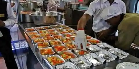 அனைத்து ரயில்களிலும் மீண்டும் தொடங்குகிறது உணவு விநியோகம்