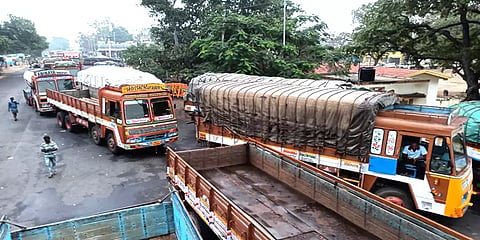 தொடரும் போக்குவரத்து தடை:  நெரிசலில் திணறும் திம்பம் மலைப்பாதை