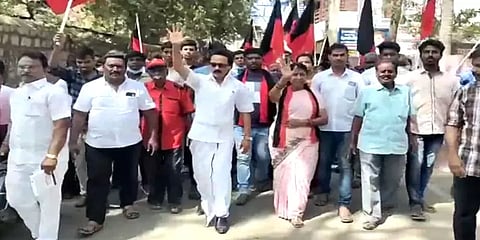 ஸ்டாலின் தான் வாராரு:  என நினைத்து "டூப்" ஸ்டாலினுடன் பொதுமக்கள் செல்ஃபி