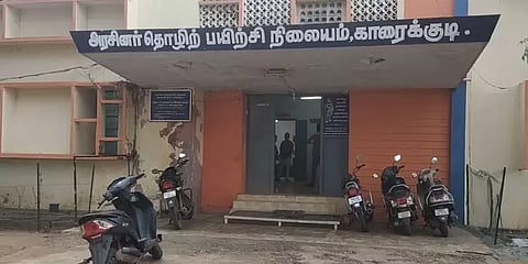 காரைக்குடி: வகுப்புக்கு முறையாக வருமாறு கண்டித்த ஆசிரியரை கத்தியால் குத்திய மாணவன் கைது