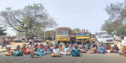 தேனியில் மாற்றுத்திறனாளி பெண் கொலை - குற்றவாளிகளை கைது செய்யக் கோரி உறவினர்கள் போராட்டம்