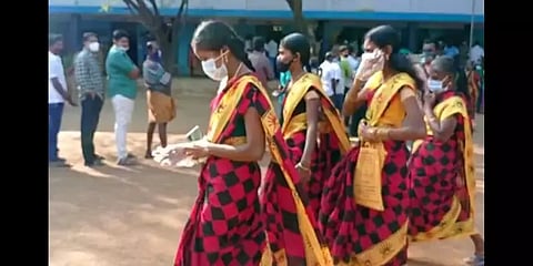வாக்குச்சாவடிக்கு உதயசூரியன் பொறித்த புடவை அணிந்துவந்த பெண்களை  திருப்பி அனுப்பிய போலீஸ்
