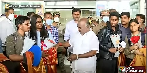 போர்களத்தில் இருந்து தாயகம் திரும்பிய தமிழர்கள்: வரவேற்பு கொடுத்த அமைச்சர்