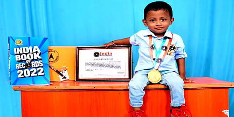 என்ன கேட்டாலும் எப்படி கேட்டாலும் பதில்! டாக்டர் பட்டம் பெற்ற 2 வயது சிறுவன்