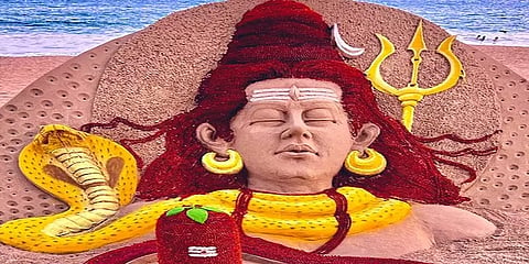 மகா சிவராத்திரி: 6 மணி நேரத்தில் 23436 ருத்ராட்சங்களை கொண்டு சிவன் சிற்பத்தை வடித்த சிற்பி