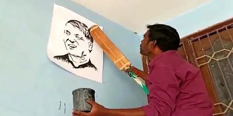 கிரிக்கெட் மட்டையால் வார்னே படத்தை வரைந்து ஓவிய அஞ்சலி செலுத்திய ஆசிரியர்