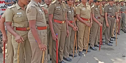 ``எங்களுக்கான பணிநேரத்தை அரசு முழுமையா ஒழுங்குபடுத்தணும்”- உரிமைகோரும் பெண் போலீஸ்