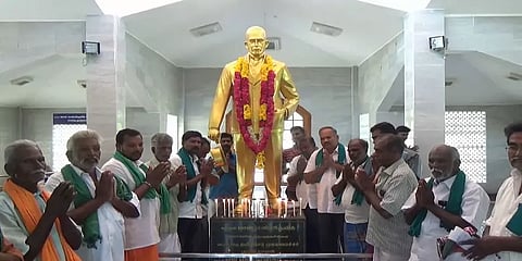 முல்லைப்பெரியாறு அணை கட்டிய பென்னிகுய்க்கின்  111வது நினைவு நாள் - விவசாயிகள் அஞ்சலி