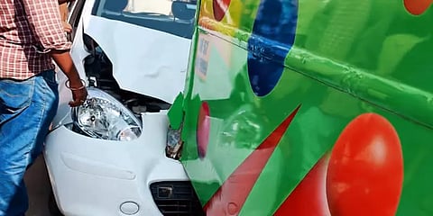 சிக்னலில் நின்றிருந்த 'பைக்'  வேகமாக மோதிய கார்: பகலில் நிகழந்த மோசமான விபத்து
