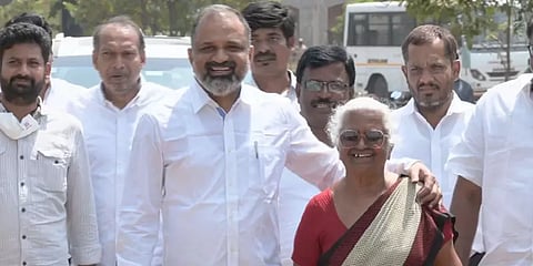 ‘நன்றி.. நன்றி’ - 31 ஆண்டுகால சிறைக்குப் பின் பிணையில் வந்தார் பேரறிவாளன்