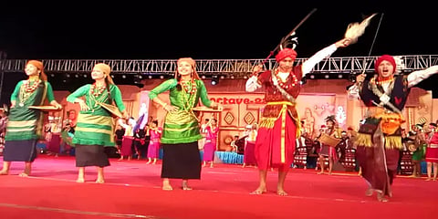 தஞ்சை: கலர் ஃபுல்லா கண்களுக்கு விருந்தளித்த வடகிழக்கு மாநில நடன கலைஞர்களின் நிகழ்ச்சி