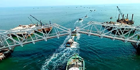 பாம்பன் தூக்கு பாலத்தை கடந்து சென்ற கப்பல்: பார்த்து பரவசமடைந்த சுற்றுலா பயணிகள்