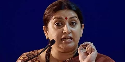 தூங்குவதற்கு முன் எத்தனை குழந்தைகள் செல்போன் பார்க்கிறார்கள்? - ஸ்மிருதி இரானி தகவல்