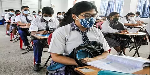 'பள்ளிப் பாடத்திட்டத்தில் பகவத் கீதை கட்டாயம்' - எந்த மாநிலத்தில் இந்த அறிவிப்பு?