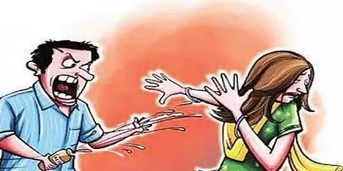17 வயது மனைவி மீது ஆசிட் வீசிய கணவர் - 10ம் வகுப்பு தேர்வெழுத சென்றதாக கூறி ஆத்திரம்