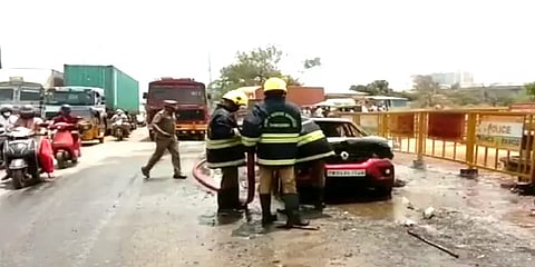 சென்னை: சாலையில் திடீரென தீப்பற்றி எரிந்த கார் - அலறியடித்து தப்பியோடிய பயணிகள்