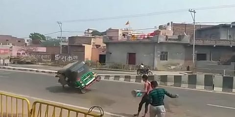 விளையாட்டாக தண்ணீர் பலூன் வீச்சு! வேகமாக வந்த ஆட்டோ கவிழ்ந்து இருவர் படுகாயம்!