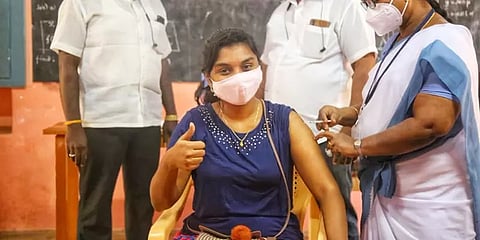 கோவிஷீல்ட் - 2 டோஸ்களின் இடைவெளி குறைகிறது?