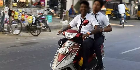 பள்ளிக்கு பைக்ல வர 'நோ' சொன்ன பள்ளிக் கல்வித்துறை!