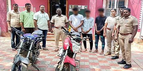 மக்களை அச்சுறுத்தும் வகையில் பைக் ரேஸ்: 3 இளைஞர்கள் கைது