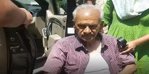 வங்கி லாக்கர் அறையில் சிக்கித் தவித்த 89 வயது முதியவர் - போராடி மீட்ட போலீஸ்!