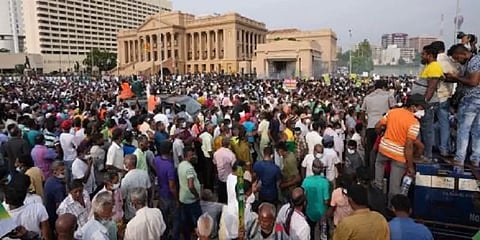 இலங்கை பொருளாதார சீர்குலைவு -  கடுங்கோபத்தில் அதிபர் வீட்டை முற்றுகையிட்ட பொதுமக்கள்