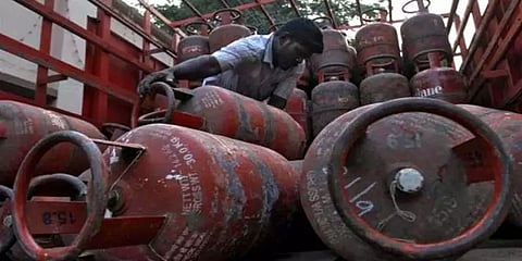 வணிக பயன்பாட்டுக்கான சிலிண்டர் விலை ரூ.268.50 உயர்வு