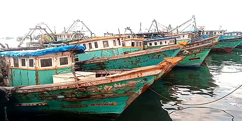 ’12 பேர் கைது’ - இலங்கை கடற்படையை கண்டித்து ராமேஸ்வரம் மீனவர்கள் வேலை நிறுத்த போராட்டம்