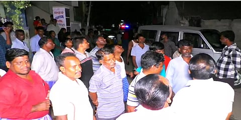 திடீரென வெடித்துச் சிதறிய மின் வயர்கள்: அச்சத்துடன் சாலையில் தஞ்சமடைந்த மக்கள்
