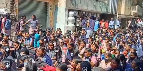 திருவள்ளூர்: மின்சாரத்தை தலைமை ஆசிரியர் துண்டித்ததாக போராட்டத்தில் குதித்த மாணவிகள்