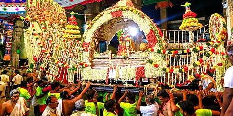 வண்ண மலர்களால் அலங்கரிக்கப்பட்ட பூ பல்லக்கில் வீதியுலா வந்த மதுரை மீனாட்சியம்மன்