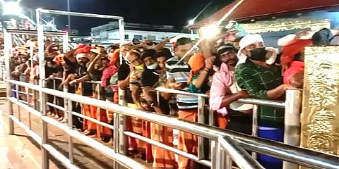 கேரளா:  விஷு சிறப்பு பூஜை - சபரிமலையில் அலைமோதும் பக்தர்கள் கூட்டம்