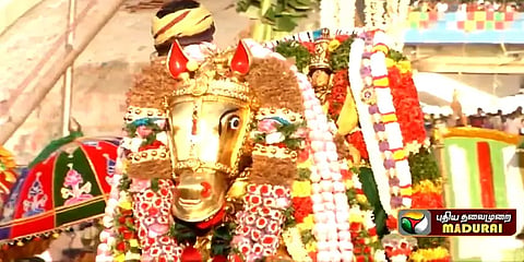 தங்ககுதிரை வாகனத்தில் வைகையாற்றில் கம்பீரமாக இறங்கிய கள்ளழகர்