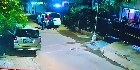மனைவி 'டார்ச்சர்' - சொந்த காருக்கே தீவைத்து நாடகமாடிய பாஜக பிரமுகர்!