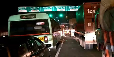 தொடர் விடுமுறை முடிந்தது - சென்னை திரும்பிய மக்களுக்கு சுங்கச்சாவடிகளில் நெரிசல்