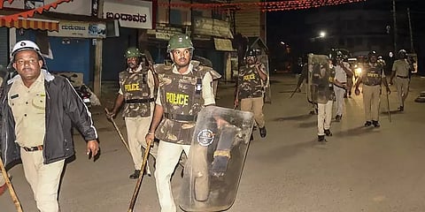 வன்முறைக்கு வித்திட்ட வாட்ஸ்ஆப் பதிவு - 40 பேர் கைது